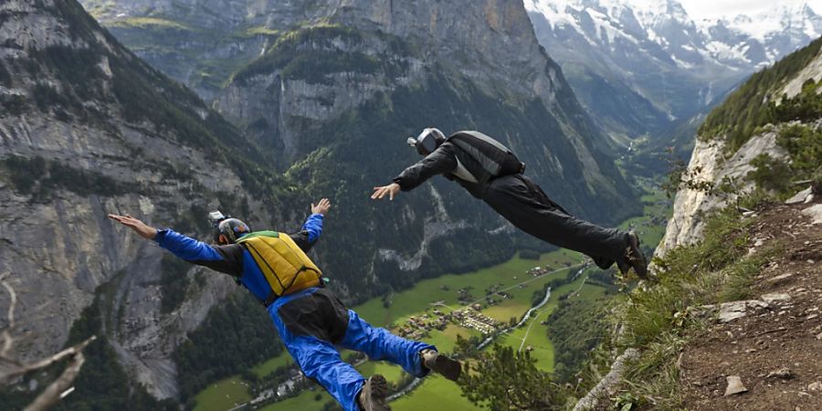 Ein Basejumper ist in Stechelberg BE tödlich verunfallt. (Archivbild)