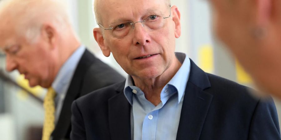 Der Kläger und Missbrauchsbetroffene Georg Menne steht im Foyer des Gerichtsgebäudes. Das Landgericht Köln hat das Erzbistum Köln zur Zahlung von 300.000 Euro Schmerzensgeld an den Missbrauchsbetroffenen verurteilt. Der heute 62-jährige ehemalige Messdiener war in den 70er Jahren viele Jahre lang von einem Priester sexuell missbraucht worden. Foto: Federico Gambarini/dpa