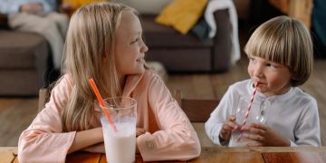 Kinder trinken Milch