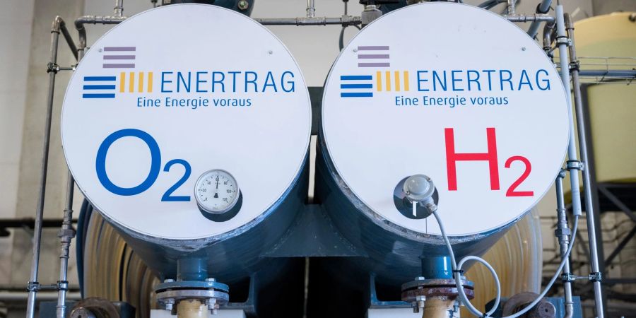 Auf dem Gelände des Energieunternehmens Enertrag steht ein Elektrolyseur, mit dem Wasserstoff hergestellt wird.