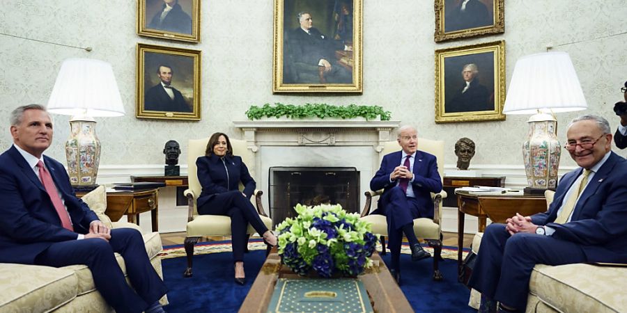 US-Präsident Joe Biden (2.v.r) und Vizepräsidentin Kamala Harris (2.v.l) treffen sich mit Kevin McCarthy (l), Sprecher des US-Repräsentantenhauses, und Chuck Schumer, Mehrheitsführer im US-Senat. Foto: Evan Vucci/AP/dpa