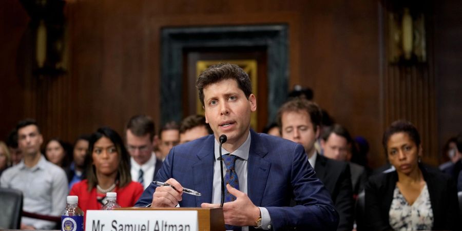 Der Chef des ChatGPT-Erfinders, Sam Altman, 
spricht während einer Anhörung im US-Senat.