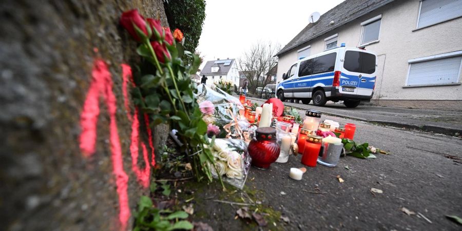 Kerzen und Blumen am Tatort in Illerkirchberg. Knapp sechs Monate nach dem Messerangriff auf zwei Schulmädchen startet der Prozess gegen den mutmasslichen Täter.