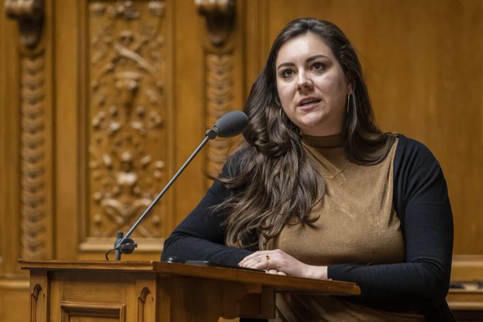«Es braucht eine unmittelbar wirksame Diätkur für die Monsterbank», erklärt SP-Nationalrätin Samira Marti. (Archivbild) SP Samira Marti UBS
