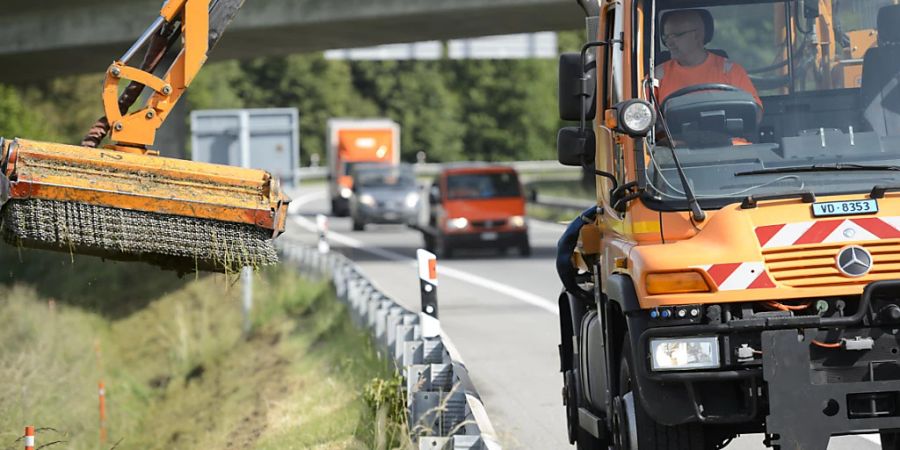 Der Bundesrat beantragt dem Parlament Milliardenbeträge, um in den nächsten Jahren auch solche Unterhaltsarbeiten weiter durchführen zu können wie hier 2014 in der Waadt. (Archivbild)