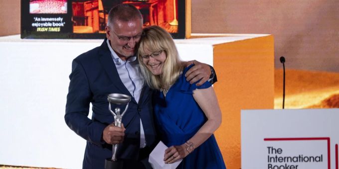 Der bulgarische Autor Georgi Gospodinov (l) und die Übersetzerin Angela Rodel (r) bei der Verleihung des International Booker Prize in London. international booker prize georgi gospodinov