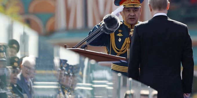 dpatopbilder - Sergej Schoigu, Verteidigungsminister von Russland, salutiert vor Wladimir Putin. Foto: Dmitry Astakhov/Pool Sputnik Kremlin/AP/dpa Russland