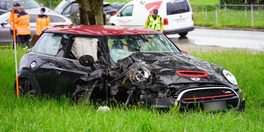 EIn Autfahrer verunfallte in Wetzikon ZH auf der Flucht vor der Polizei.