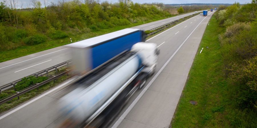 Wenig später folgt der nächste Stopp: Ein LKW kollidierte offenbar mit einem Teil des Schienennetzes.