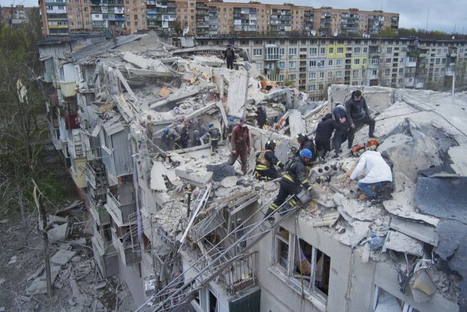 Retter suchen in den Trümmern des getroffenen Hauses in Slowjansk nach Überlebenden. Ukraine Krie