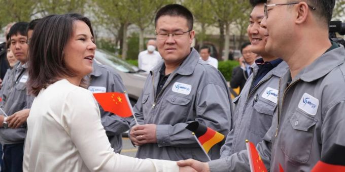 Aussenministerin Annalena Baerbock (Grüne) wird beim Besuch der Flender GmbH in Tianjin von Arbeitern begrüsst. Dort werden Getriebe und Antriebskomponenten für Windturbinen montiert. china baerbock
