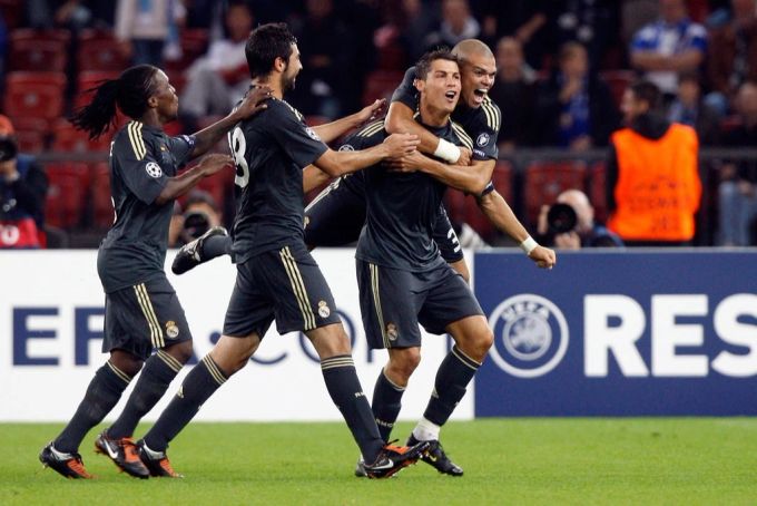 Hier jubelt Royston Drenthe (l.) im Trikot von Real Madrid mit Cristiano Ronaldo und Pepe. real madrid
