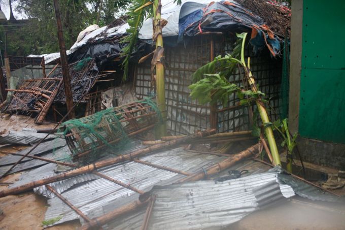 Ein teilweise zerstörtes Haus im weltgrössten Flüchtlingslager in Teknaf im Süden von Bangladesch. Abu Sufian Jewel/ZUMA Press Wire/dpa Zyklon «Mocha»