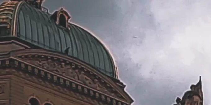 Ein «Roofer» kletterte am Wochenende auf das Bundeshaus in Bern. Nau.ch verzichtet an dieser Stelle bewusst darauf, den Account zu nennen. Auf keinen Fall nachmachen! Instagram