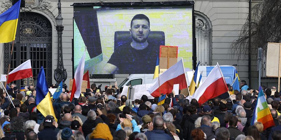 Bereits im April 2022 hatte sich Selenskyj während einer Friedensdemonstration auf dem Berner Bundesplatz zuschalten lassen. (Archivbild)