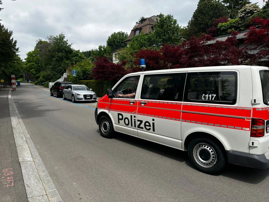 Ein Polizeiauto vor der Baustelle am Zürichberg.