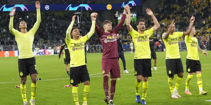 Die Borussia Dortmund gewinnt gegen Sporting. BVB