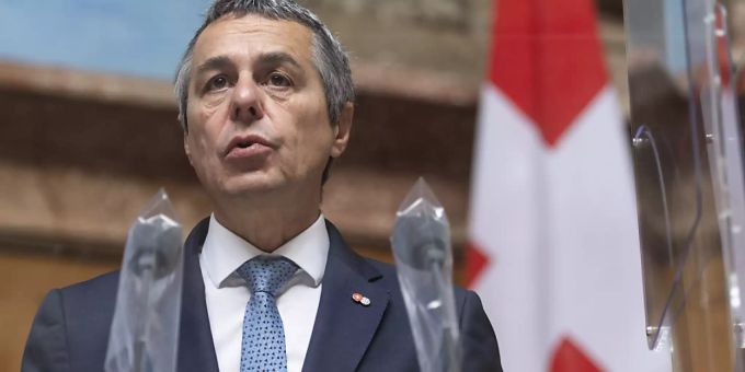 Aussenminister Ignazio Cassis gab im Vorfeld seiner Wahl in den Bundesrat seine italienische Staatsbürgerschaft ab. Das Parlament hat nun neuen Transparenzregeln für Doppelbürger zugestimmt. (Archivbild) Aussenminister Ignazio Cassis gab im Vorfeld seiner Wahl in den Bundesrat seine italienische Staatsbürgerschaft ab. Das Parlament hat nun neuen Transparenzregeln für Doppelbürger zugestimmt. (Archivbild)
