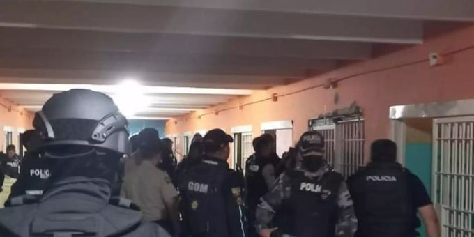 Bei gewalttätigen Auseinandersetzungen zwischen verfeindeten Banden sind in dem Gefängnis in Ecuador zahlreiche Häftlinge ums Leben gekommen. Foto: Policía Nacional de Ecuador/XinHua/dpa Bei gewalttätigen Auseinandersetzungen zwischen verfeindeten Banden sind in dem Gefängnis in Ecuador zahlreiche Häftlinge ums Leben gekommen. Foto: Policía Nacional de Ecuador/XinHua/dpa