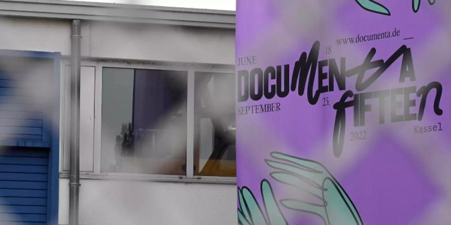Das Logo der documenta fifteen ist vor der Übergabe von einem neuen Standort für die documenta fifteen vor dem Eingang der zukünftigen Ausstellungshalle zu sehen. Foto: Swen Pförtner/dpa