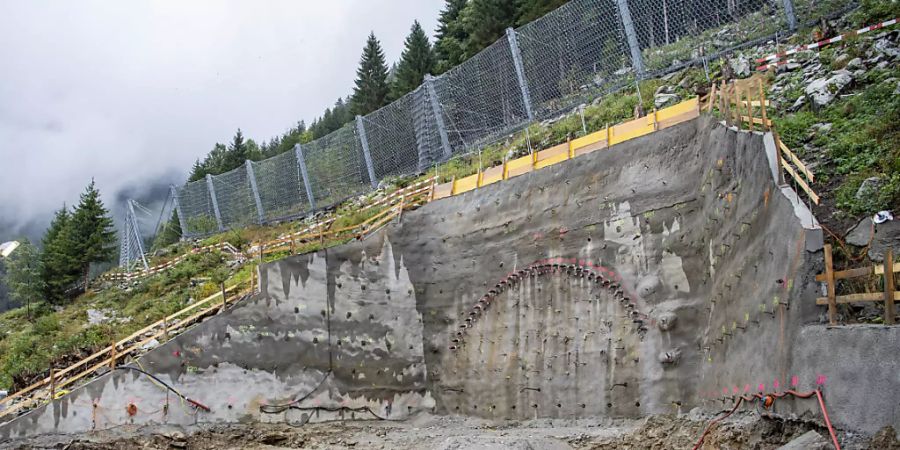 Das Tunnelportal beim offiziellen Spatenstich zum Baustart der zweiten Röhre des Gotthard-Strassentunnels in Göschenen.