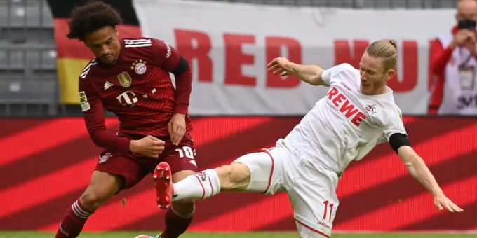 Leroy Sané (links) wird von den Fans des FC Bayern München ausgefpiffen – und in der Pause ausgewechselt. Bayern München