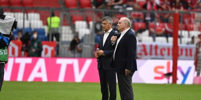 Bayerns Ehrenpräsident Uli Hoeness (r) hält vor dem Spiel gegen Köln eine Rede. Foto: Sven Hoppe/dpa Bayerns Ehrenpräsident Uli Hoeness (r) hält vor dem Spiel gegen Köln eine Rede. Foto: Sven Hoppe/dpa