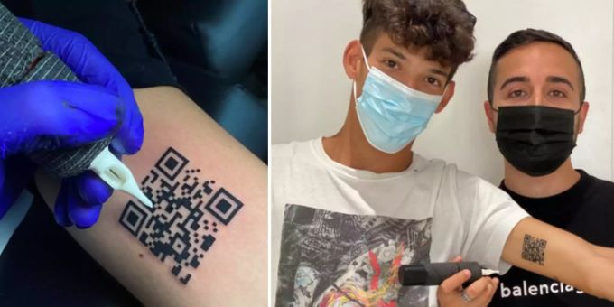 QR-Code - Junger Italiener lässt sich seinen Corona-Pass tätowieren