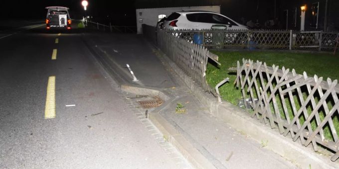 Eine Frau ist mit einem Gartenzaun kollidiert und anschliessend weitergefahren.