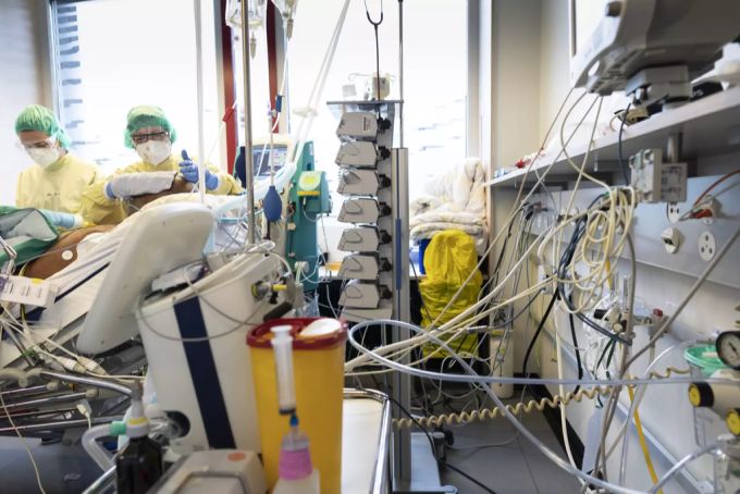 Ärzte und Pflegende kümmern sich um Covid-Patienten auf der Covid-19-Intensivabteilung im Stadtspital Triemli am 10. Dezember 2020 in Zürich. Covid-19-Intensivabteilung Triemli