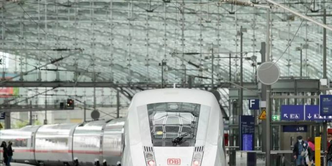 Die Deutsche Bahn und die Lokführergewerkschaft GDL haben sich auf einen Tarifvertrag verständigt. Foto: Carsten Koall/dpa Die Deutsche Bahn und die Lokführergewerkschaft GDL haben sich auf einen Tarifvertrag verständigt. Foto: Carsten Koall/dpa