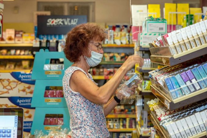 Priska Jenny füllt nach dem ersten Ansturm die Zigaretten auf.