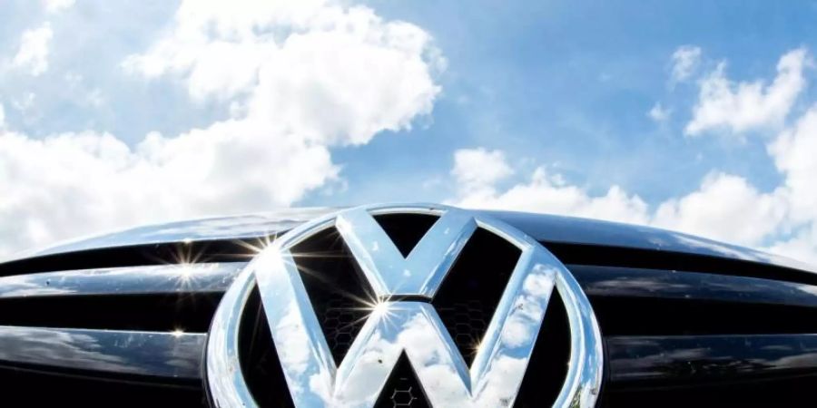 Das Volkswagen-Logo glänzt in der Sonne. Die insgesamt wieder deutlich anziehenden Verkäufe haben den Volkswagen-Konzern im ersten Halbjahr voraussichtlich endgültig aus dem Corona-Absatztief Mitte 2020 gezogen. Foto: Hauke-Christian Dittrich/dpa