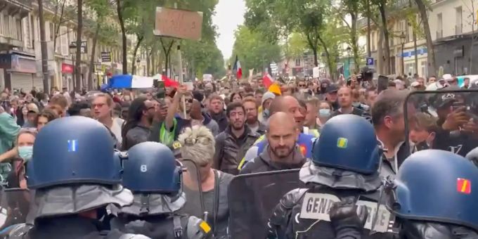 Franzosen & Griechen - Heftige Proteste gegen neue Corona-Auflagen