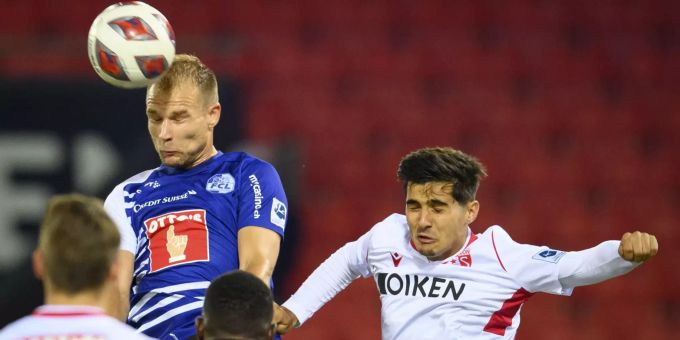 Holger Badstuber (FC Luzern) im Zweikampf mit Theo Berdayes (FC Sion). FC Luzern FC Sion