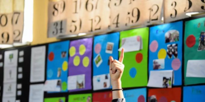 Kind in Berliner Grundschule Kind in Berliner Grundschule