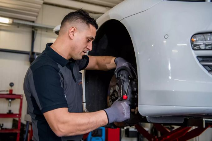 Inhaber Gazmend Hoti packt in der Werkstatt selbst mit an. Prattelen Automobile Gazmend Hoti