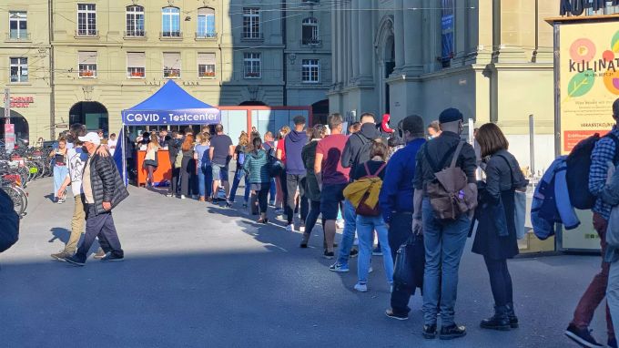 Schlangestehen für einen Gratis-Schnelltest, um ein Zertifikat für den Ausgang am Wochenende zu erhalten, am 17. September auf dem Bahnhofplatz in Bern. Schnelltest Coronavirus Bern