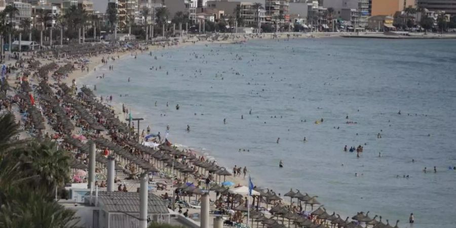 Badeziele rund um das Mittelmeer sind nach Angaben des DRV in diesem Herbst besonders gefragt. Foto: Clara Margais/dpa/Archivbild
