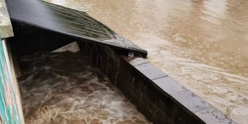 Hochwasser erreicht dramatisch Rückseite Restaurant