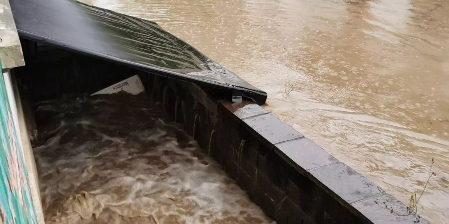 Hochwasser erreicht dramatisch Rückseite Restaurant