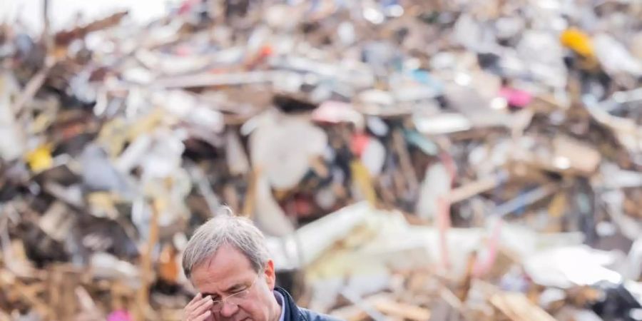 Müllberge an Gedenkstätte Vogelsang: Armin Laschet besucht die Hochwassergebiete. Foto: Rolf Vennenbernd/dpa