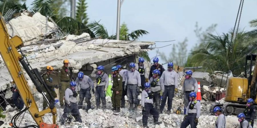 Rettungskräfte auf der Suche nach Verschütteten. Foto: Lynne Sladky/AP/dpa