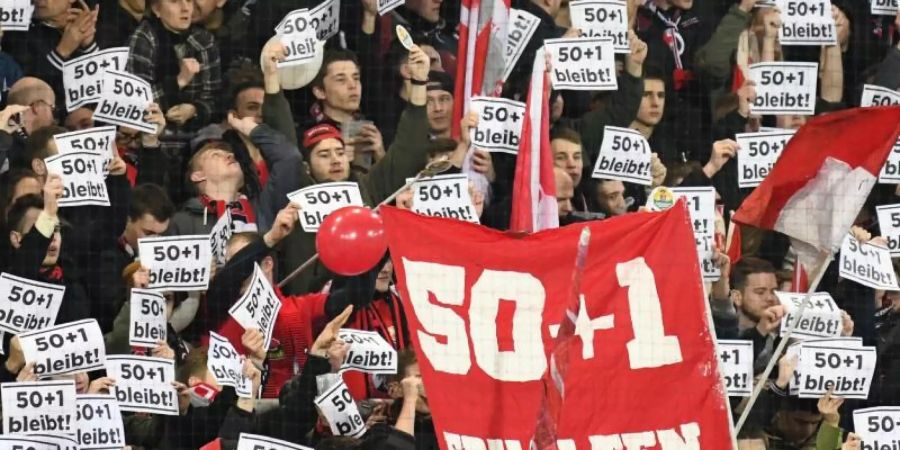 Freiburger Fans bekennen sich zum Erhalt der 50+1-Regel. Foto: Patrick Seeger/dpa/Archiv