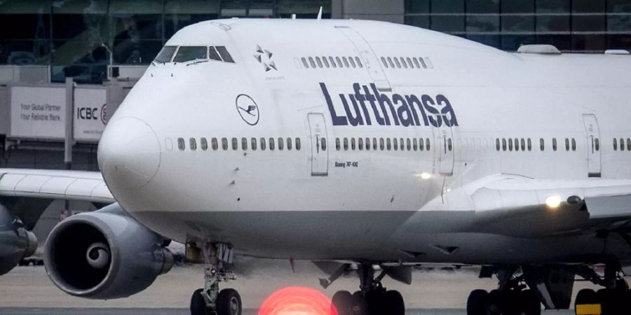 Kurz nach Ankündigung des Wegfalls der US-Einreisebeschränkungen spürt der Lufthansa-Konzern eine deutlich höhere Nachfrage nach Reisen in die Vereinigten Staaten. (Archivbild)