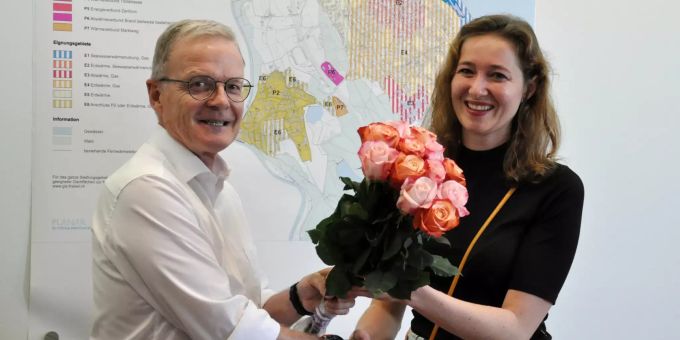 Märk Fankhauser, Gemeindepräsident, gratuliert Franziska Zibell, der neuen Gemeinderätin von Thalwil.
