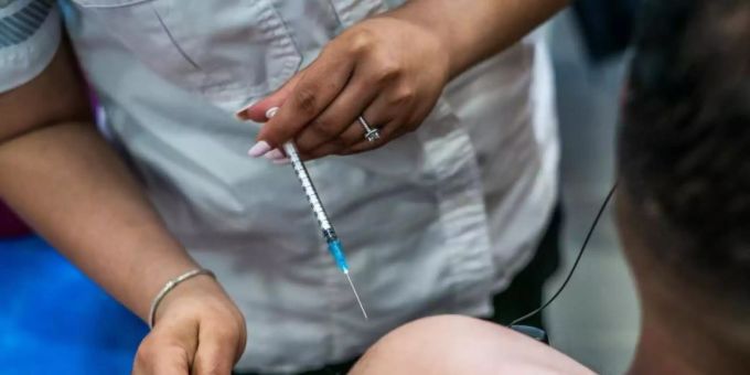 In Israel sollen Über-60-Jährige unter bestimmten Umständen ein drittes Mal gegen das Coronavirus geimpft werden. Foto: Ilia Yefimovich/dpa In Israel sollen Über-60-Jährige unter bestimmten Umständen ein drittes Mal gegen das Coronavirus geimpft werden. Foto: Ilia Yefimovich/dpa