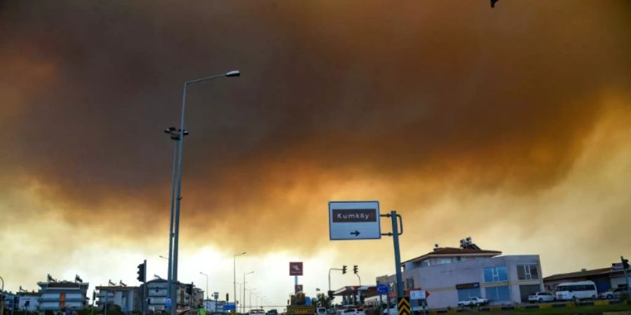 Rauchwolken über türkischer Küstenregion