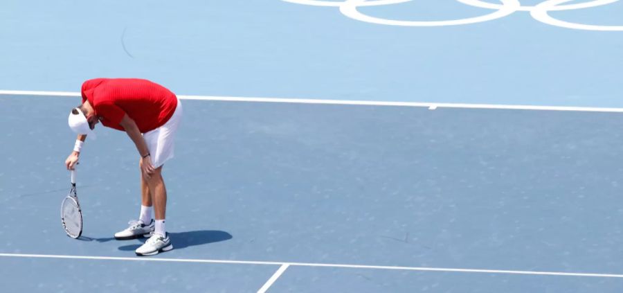 Während der Partie gegen Fabio Fognini kämpft Medwedew mit der Hitze und der hohen Luftfeuchtigkeit.