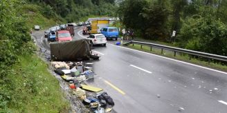 Polizei - Flims Dorf GR: Lieferwagen mit Anhänger kippt auf die Seite
